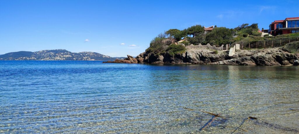 Eaux cristallines d'un paradis à Hyères