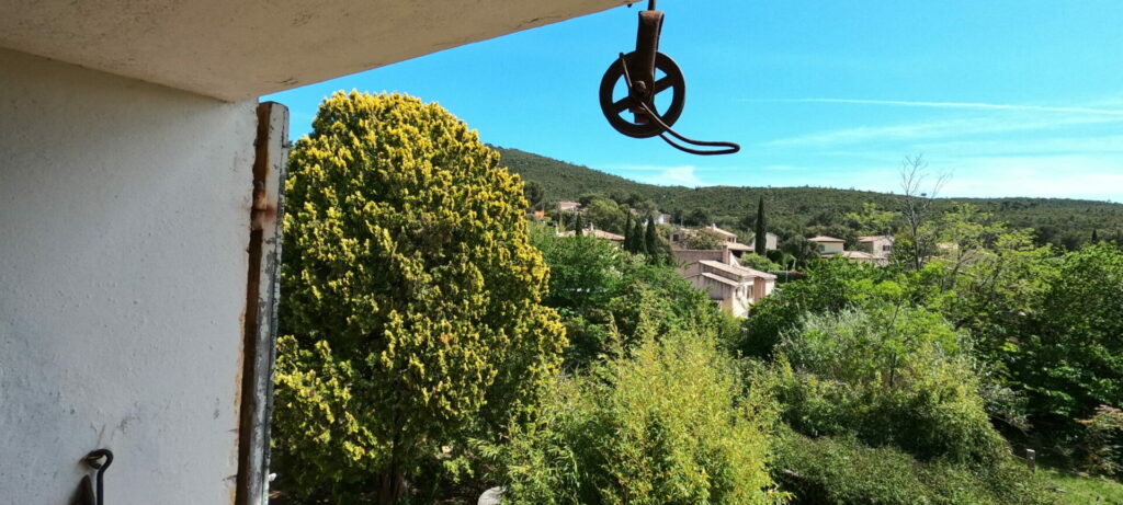 vue colline et poulie de fenière