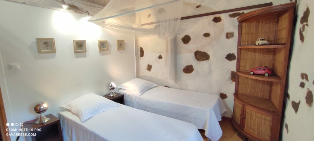 Deux lits simples (70x190) de relaxation électrique dans la chambre de La Fenière, éclairage doux, Le Pradet.
