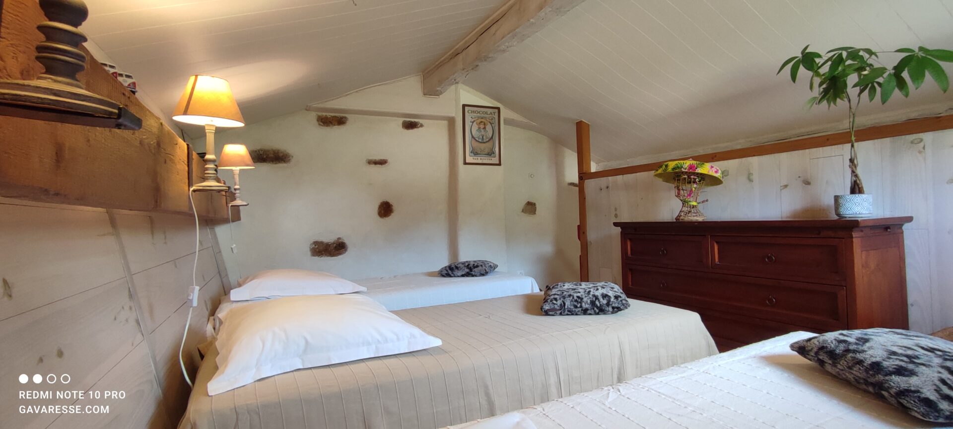 Chambre mansardée du Grand Gîte avec trois lits simples, mobilier en bois, décoration authentique, Le Pradet.