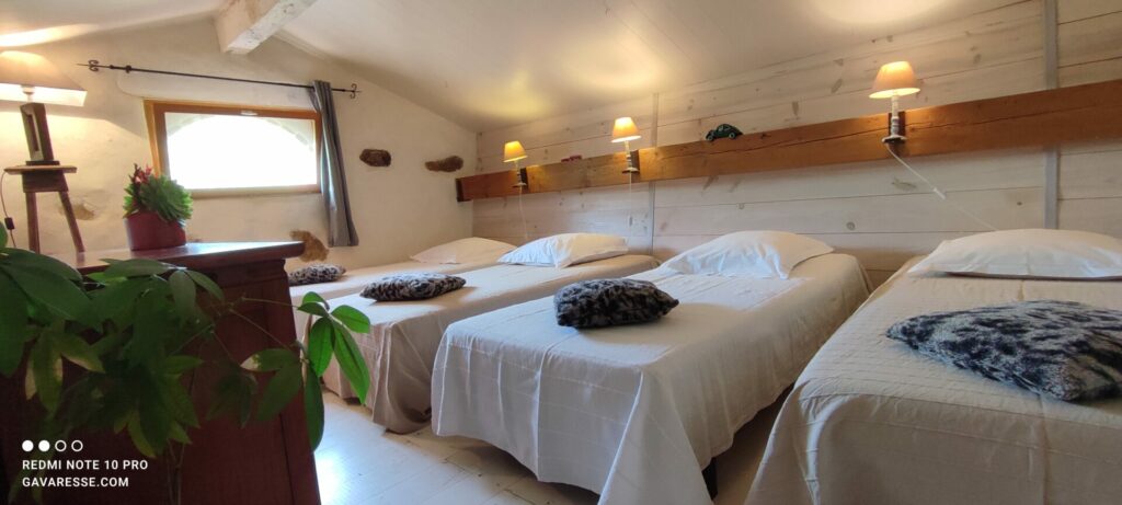 Chambre mansardée spacieuse du Grand Gîte avec quatre lits simples (90x190 et 80x190), ambiance cosy, Le Pradet.