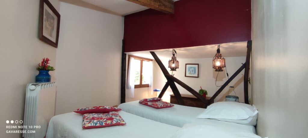 Lits jumeaux du gîte Le Pénéquet (70x190), rambarde en bois de foudre, décoration murale, Mas de la Gavaresse.