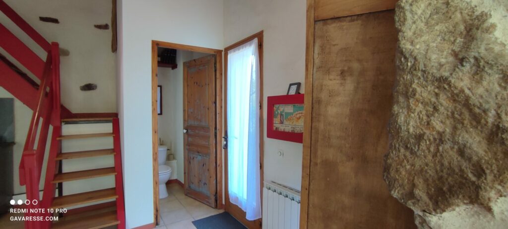 Toilettes indépendantes du gîte L'Orangeraie, avec vasque et décoration soignée, Mas de la Gavaresse, Le Pradet.