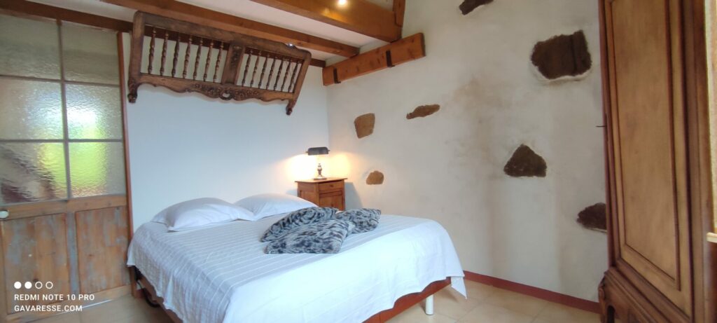 Chambre parentale du gîte L'Orangeraie avec grand lit double (140x190) de relaxation électrique, ambiance provençale, Le Pradet.