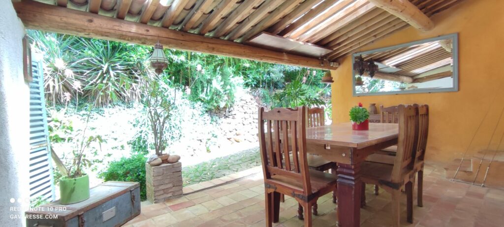 Grande terrasse couverte meublée pour les repas et la détente, commune aux gîtes du Domaine Gavaresse, Le Pradet.