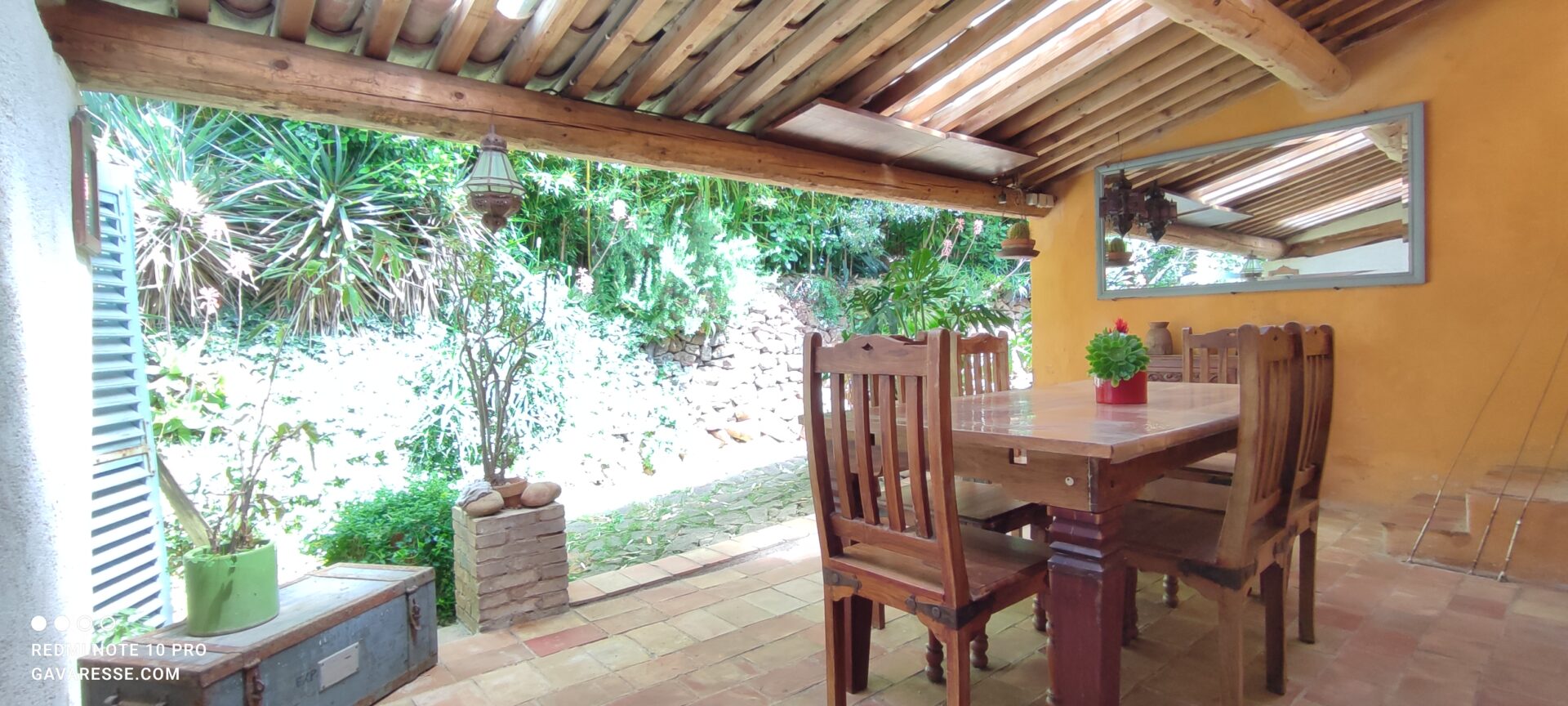 Grande terrasse couverte meublée pour les repas et la détente, commune aux gîtes du Domaine Gavaresse, Le Pradet.
