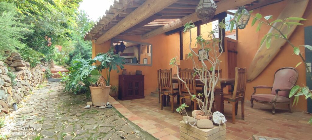 Terrasse couverte et entrée du Grand Gîte, mobilier en bois, ambiance provençale, Le Pradet, Var.