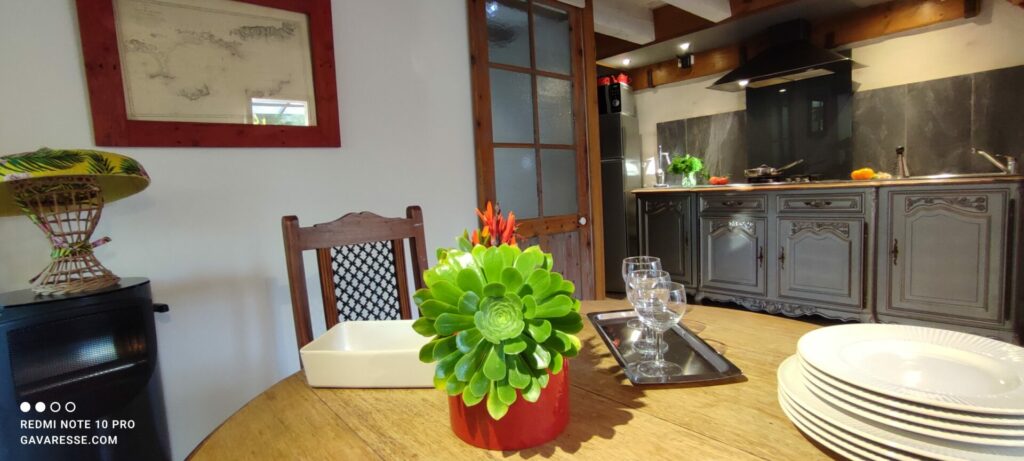 Bouquet de fleurs coloré sur table en bois dans le séjour du gîte L'Orangeraie, Le Pradet.