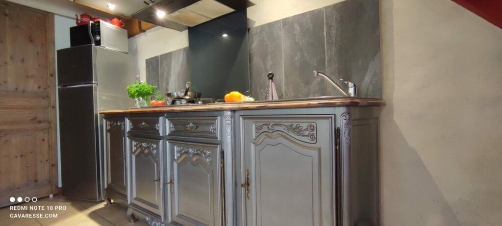 Cuisine entièrement équipée du gîte L'Orangeraie, meuble provençal chiné, plan ardoise, Le Pradet.