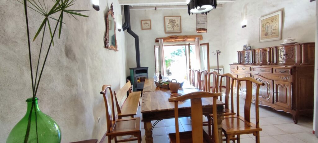 Poêle à bois moderne et fonctionnel dans le grand séjour du gîte La Fenière, ambiance chaleureuse pour l'hiver, Le Pradet.