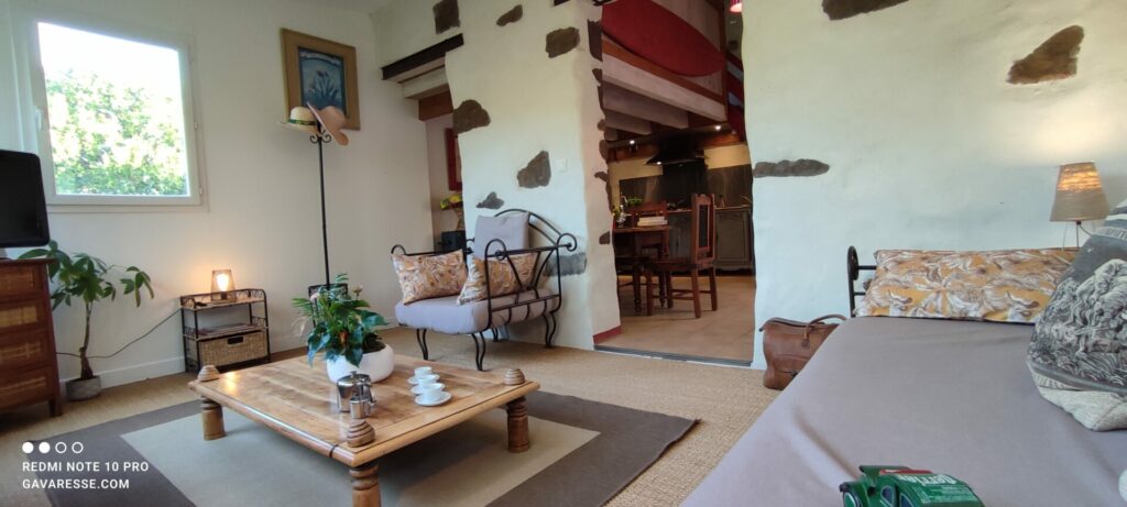 Enfilade salon, séjour et coin cuisine équipée du gîte L'Orangeraie, meubles provençaux, Le Pradet.