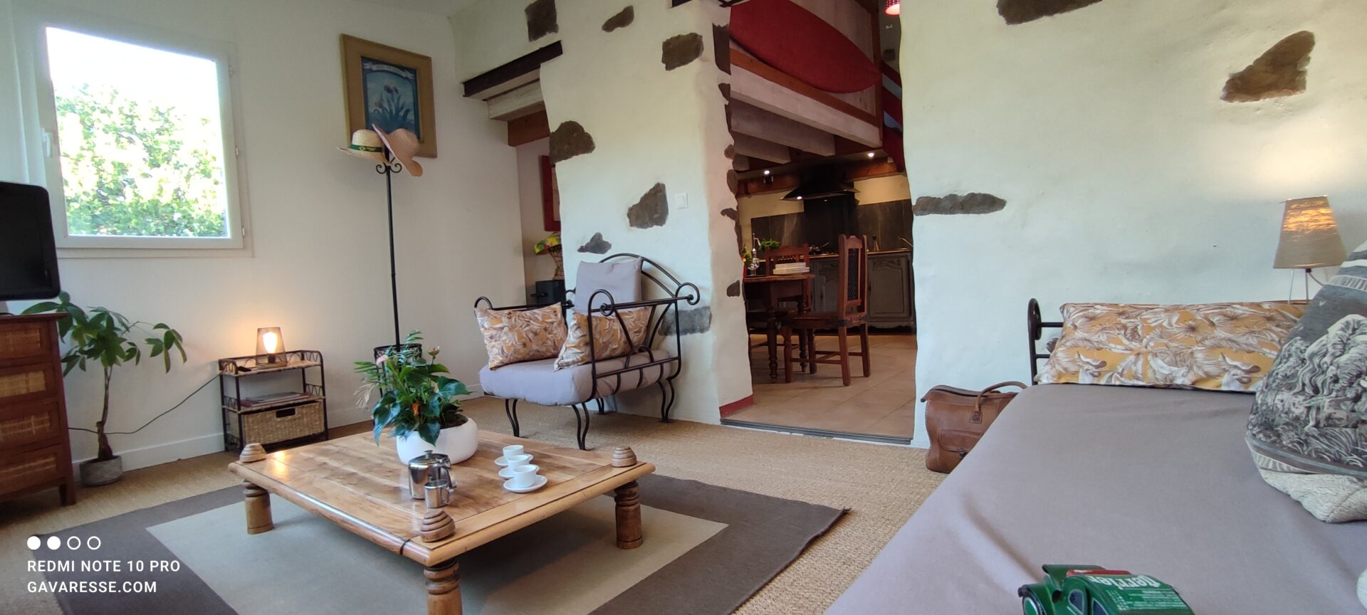 Enfilade salon, séjour et coin cuisine équipée du gîte L'Orangeraie, meubles provençaux, Le Pradet.