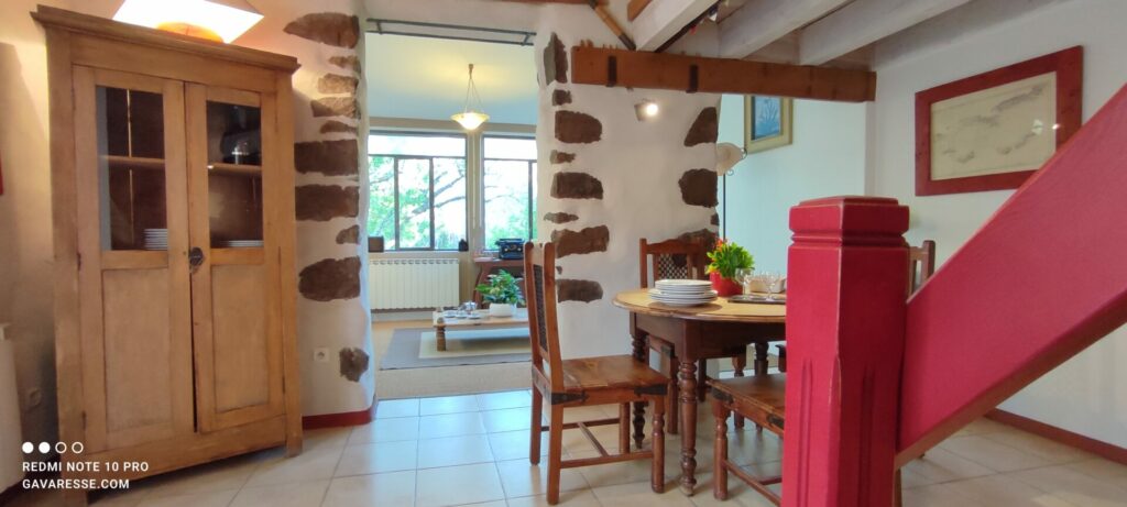 Séjour lumineux et spacieux du gîte L'Orangeraie avec canapés et mobilier chaleureux, Le Pradet.