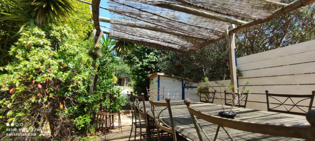 Longue table de repas extérieure sur la terrasse du gîte La Fenière, prête à accueillir de grands groupes, Le Pradet.