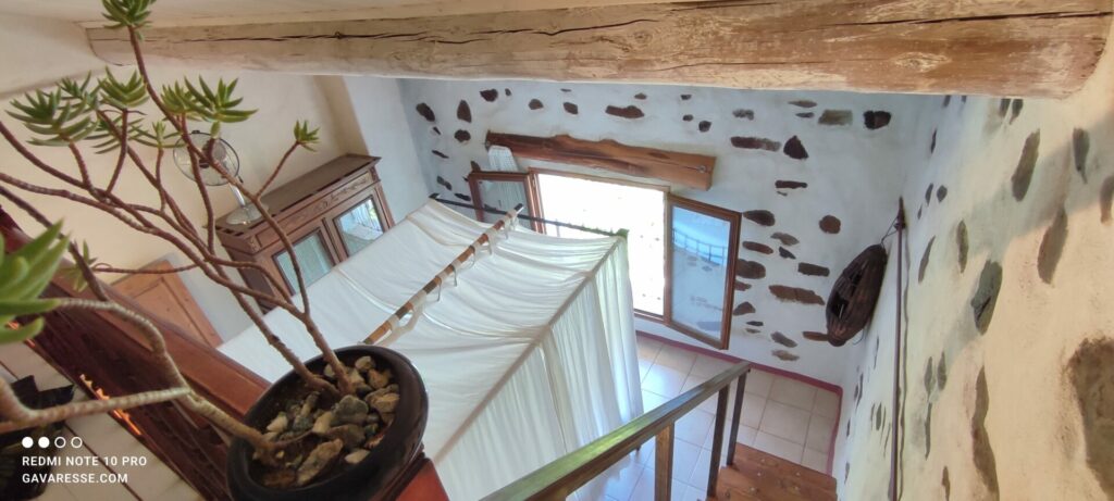 Vue plongeante depuis la mezzanine de la chambre parentale de La Fenière sur le lit double et la pièce en dessous, Le Pradet.