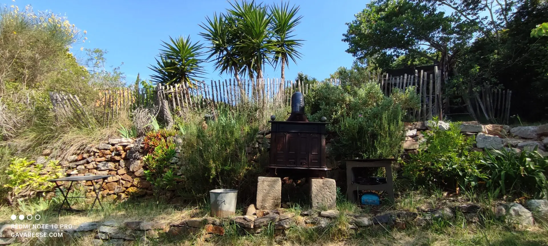 Barbecue aménagé dans un ancien poêle à bois, situé dans le jardin du Mas de la Gavaresse, montrant sa robustesse et son design original, symbole de slow tourisme et d'authenticité.