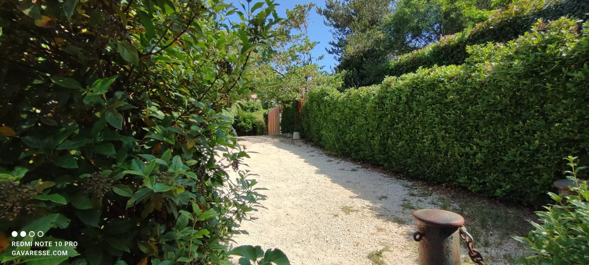 Vue d'ensemble du parking privé et clos du Mas de la Gavaresse, espace sécurisé pour plusieurs véhicules, tranquillité d'esprit, Le Pradet.